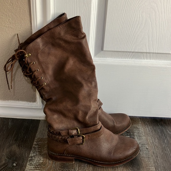 Cute fashion boots. Size 9 - Picture 2 of 5